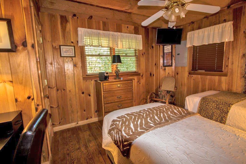 Leopard Lodge Cabin - Creekwood Resort